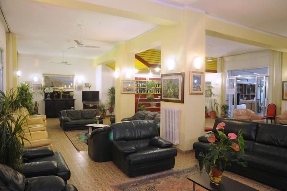Hotel Mondial 6/25