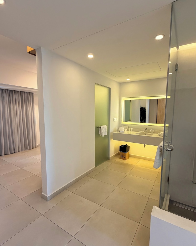 The View - Saint George Hotel 48/49