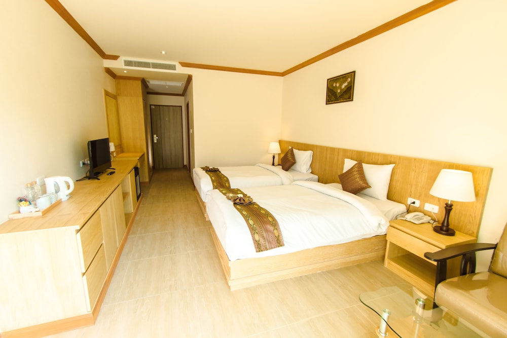 Airport Beach Hotel Phuket 12/41