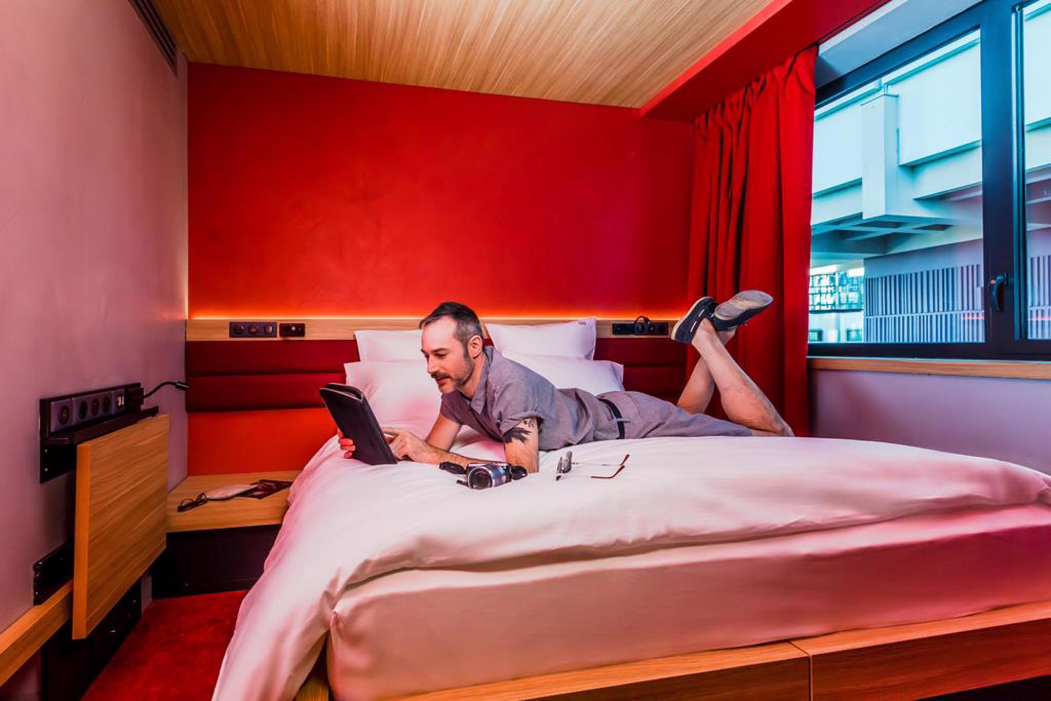 Standard, Queen Bed