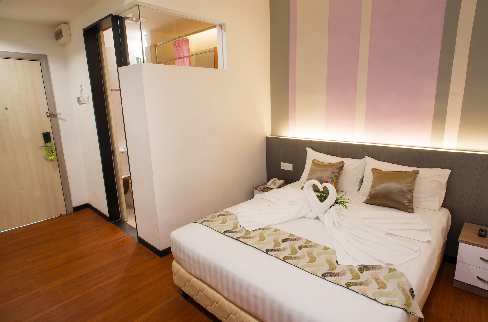 Deluxe, Queen Bed, No Window