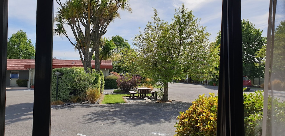 Commodore Motor Lodge 53/58