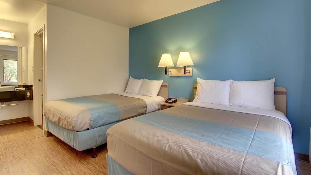 Motel6 Des Moines, IA - North 29/61