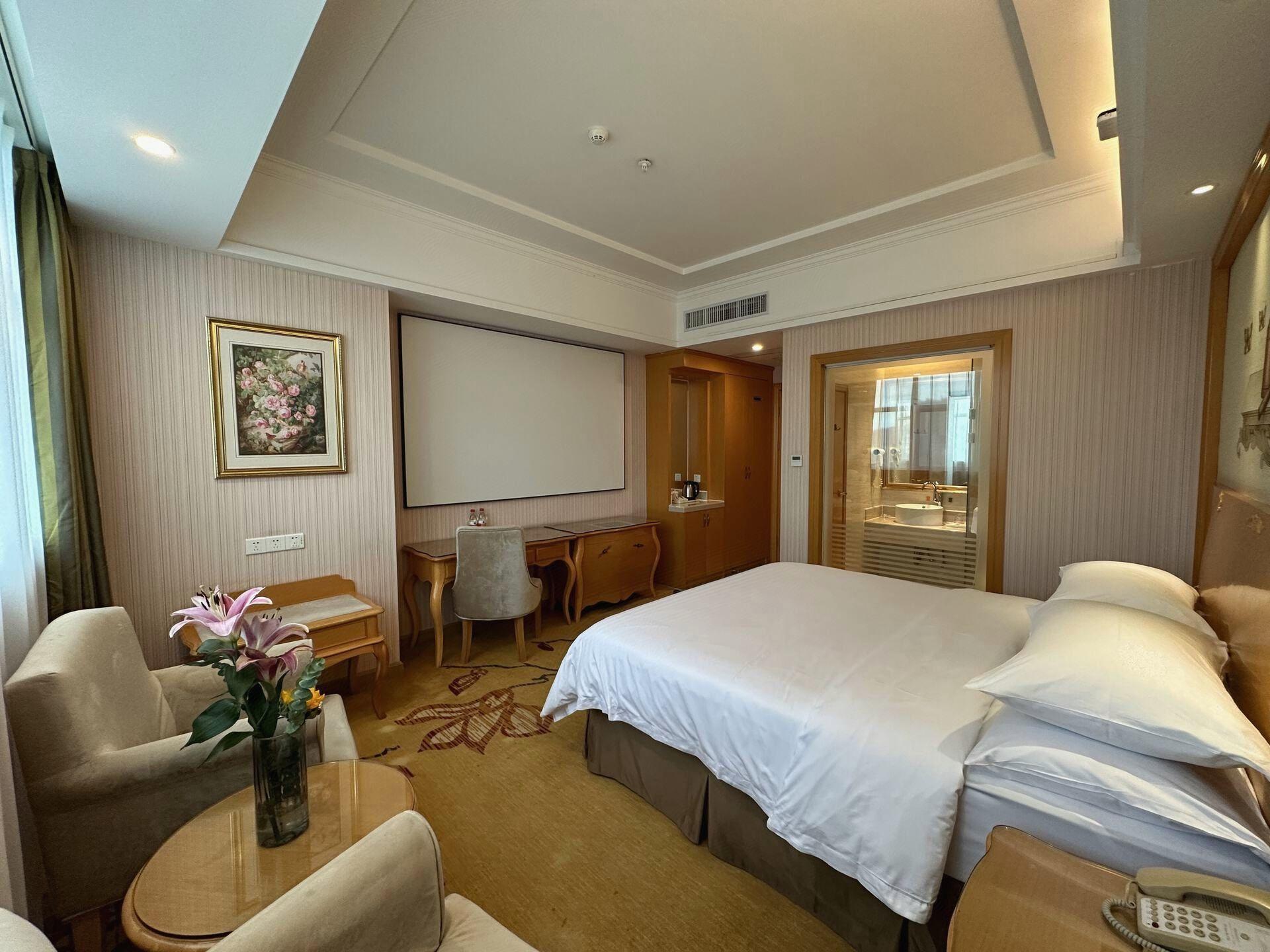Vienna Hotel (Huizhou Qiuchang Yingbin Road) 24/57