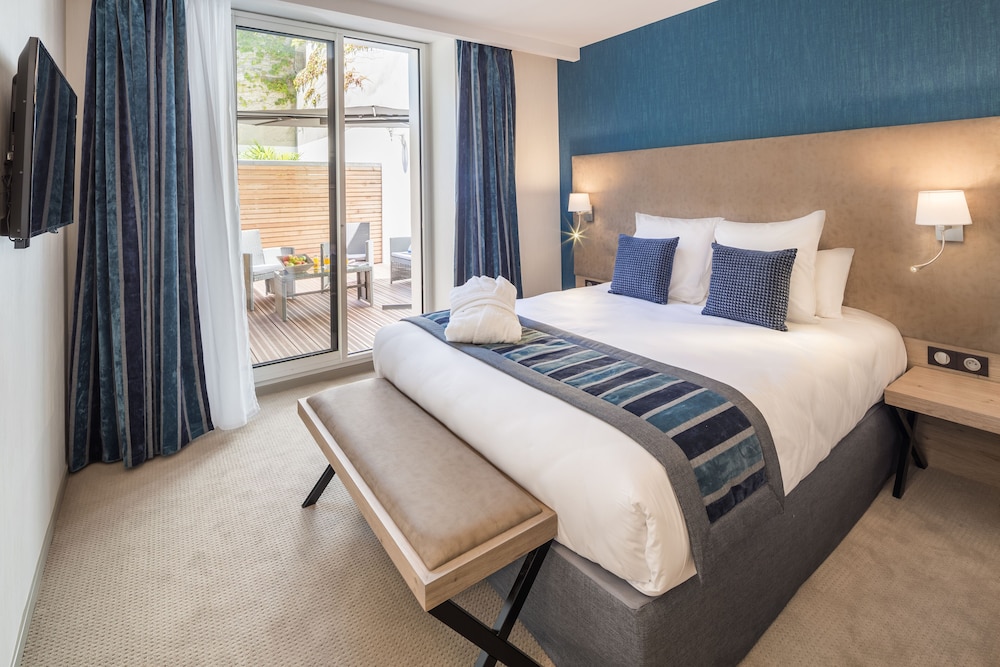 DELUXE, DOUBLE BED