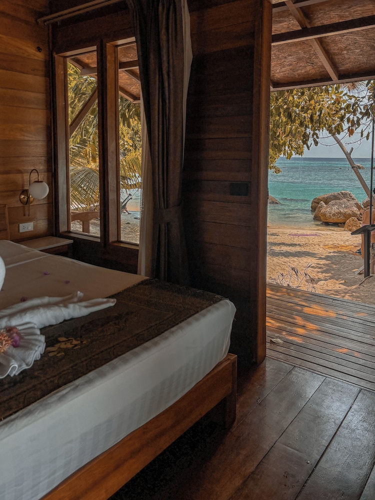Ten Moons Lipe Resort 19/50