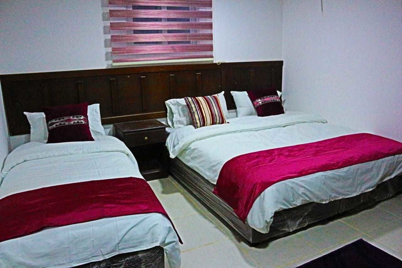 غرفة عائلية بسرير كوين وسرير فردي