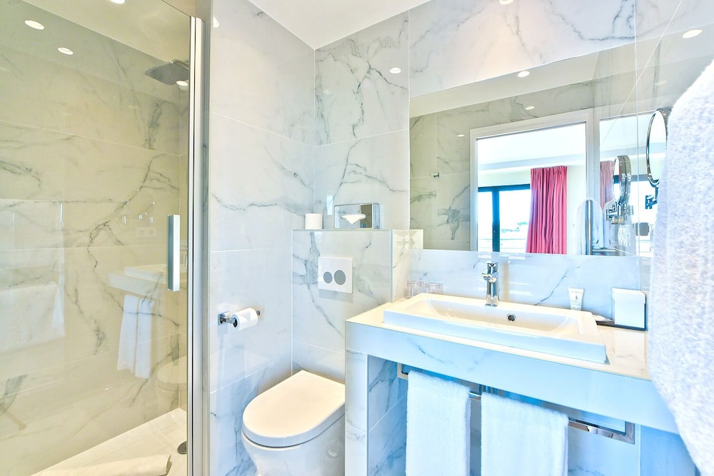 Hotel & Spa La Villa Port d Antibes 48/50