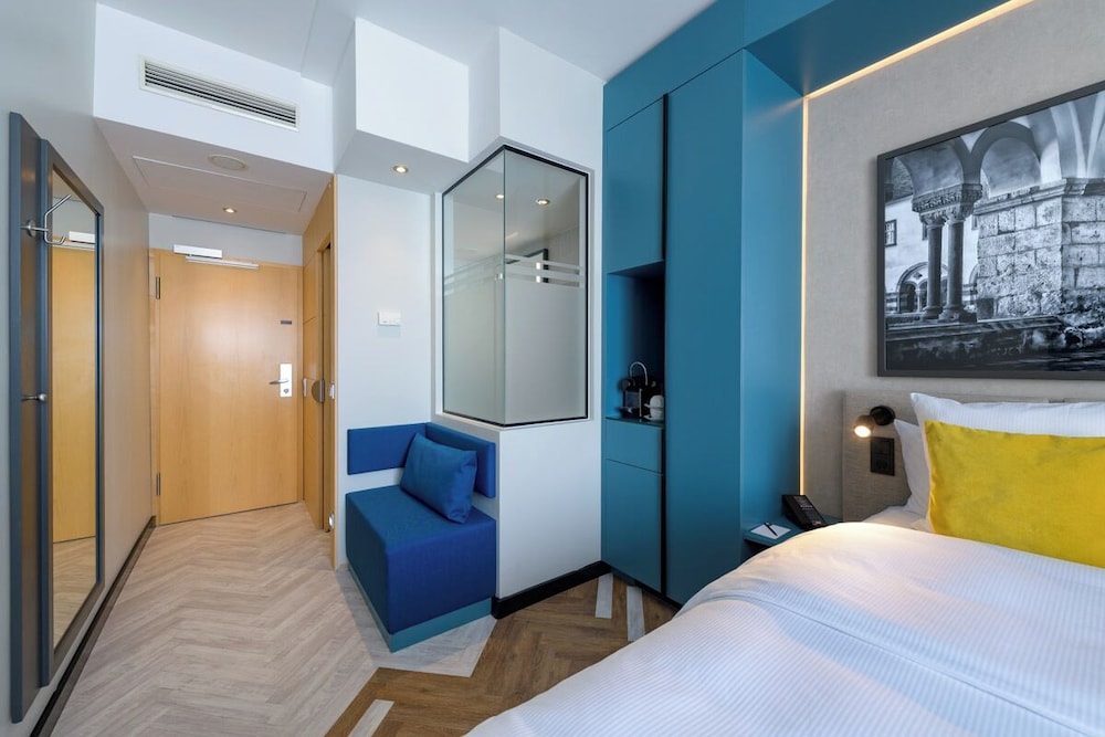 STANDARD, QUEEN BED