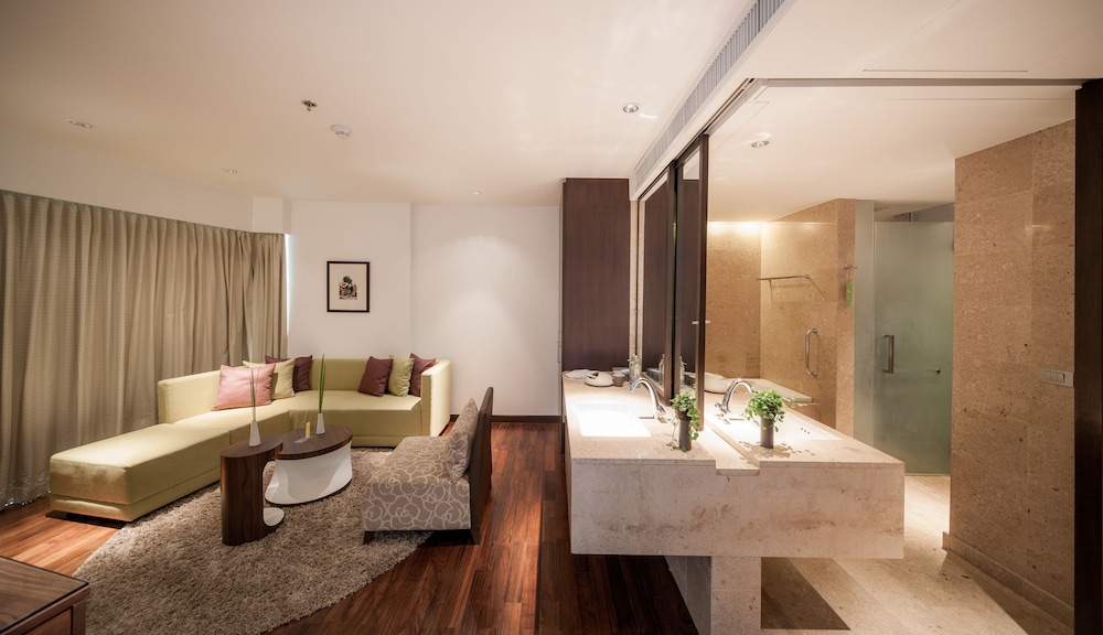 Lit Bangkok Hotel 80/107