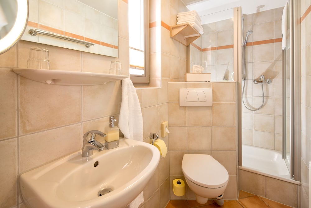 Room, Quintuple, 1 Double and 3 Single Beds