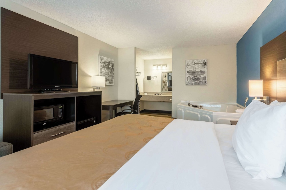 SUITE, KING BED
