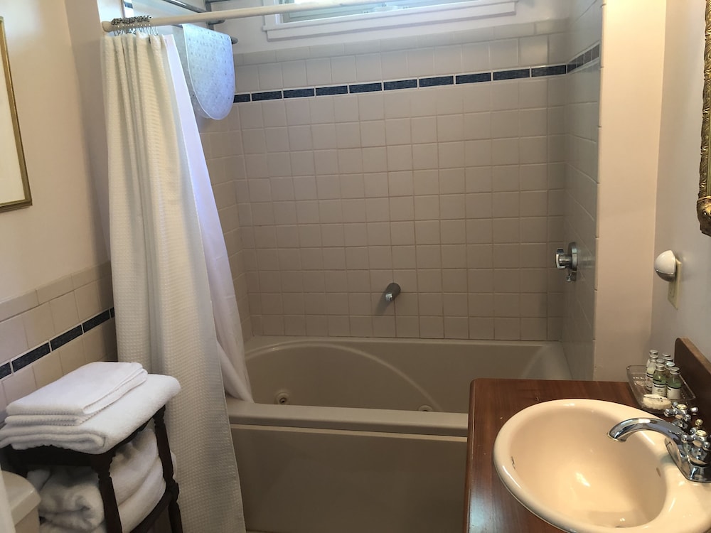 Delano Homestead Bed & Breakfast 62/64