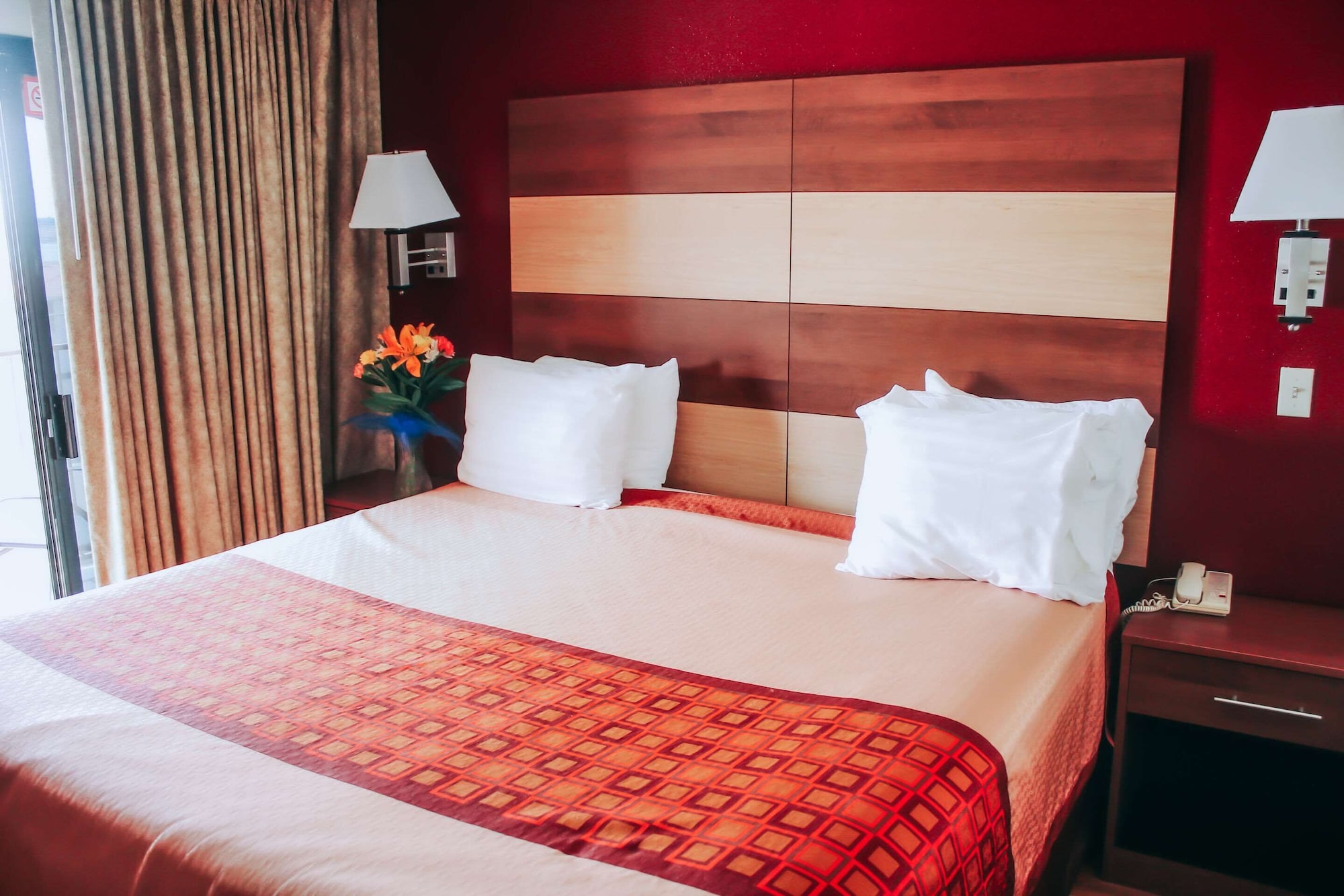 جناح بسرير كينج بإطلالة على البحيرة، Rodeway Inn & Suites Lake Havasu City 2/2