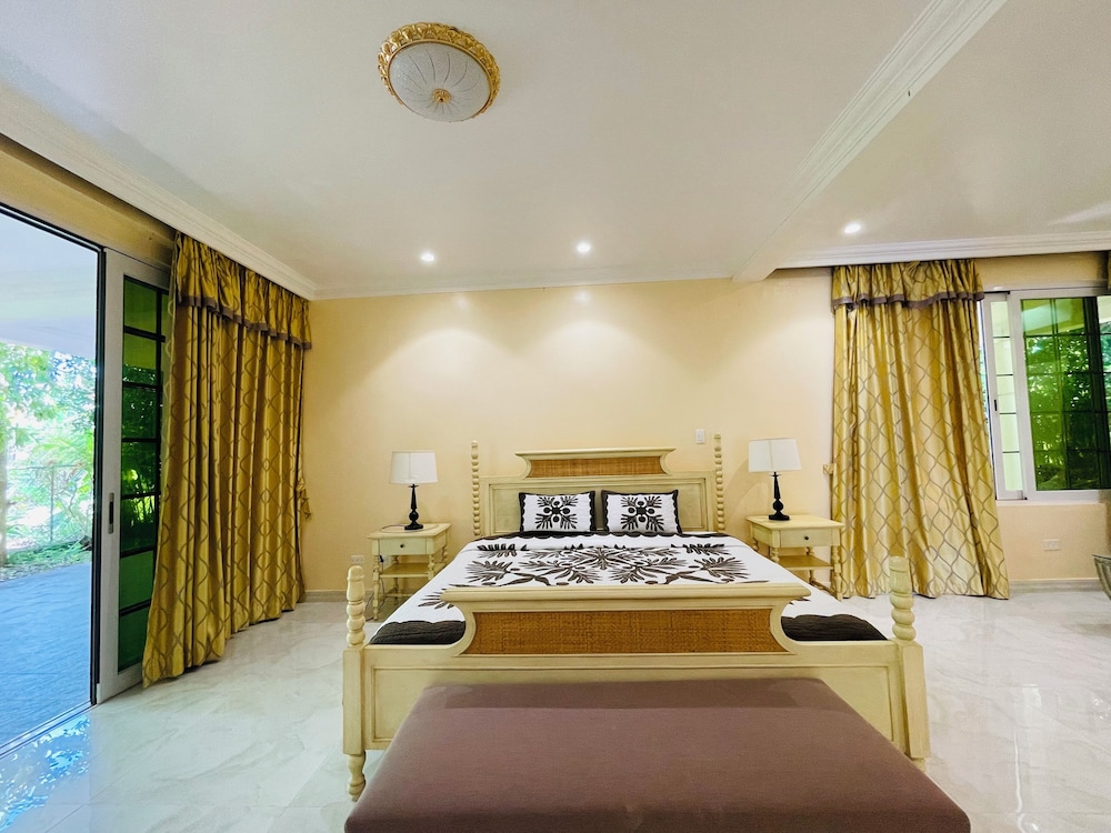 4 Bedrooms, Deluxe, House, 3 King Beds, Queen Bed, Garden View