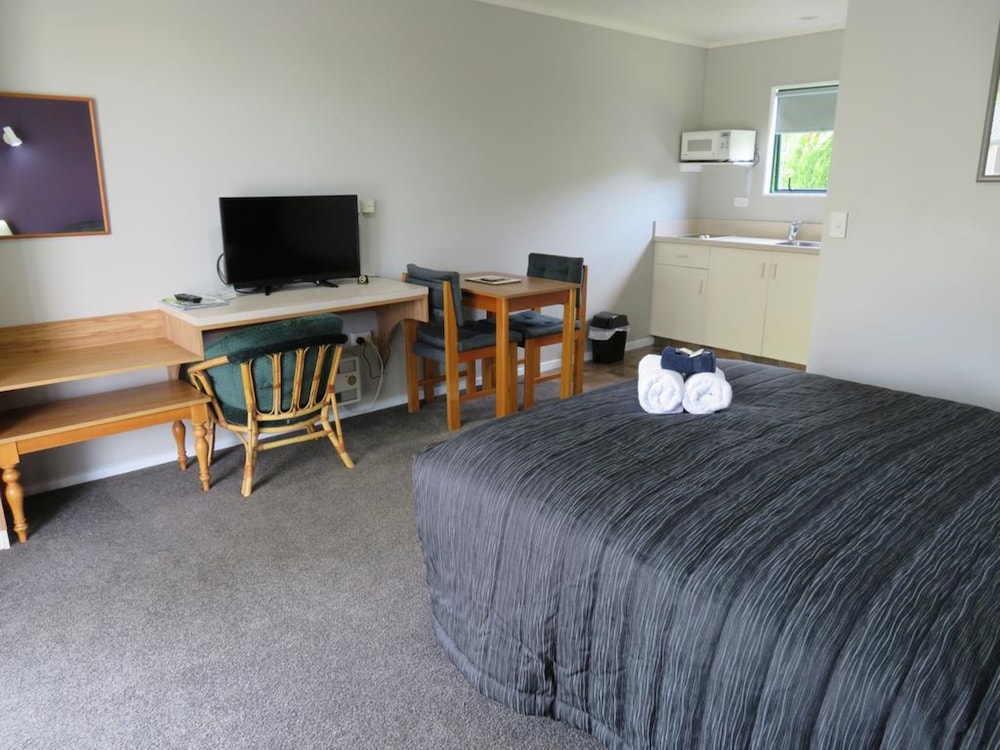 Commodore Court Motel 4/76