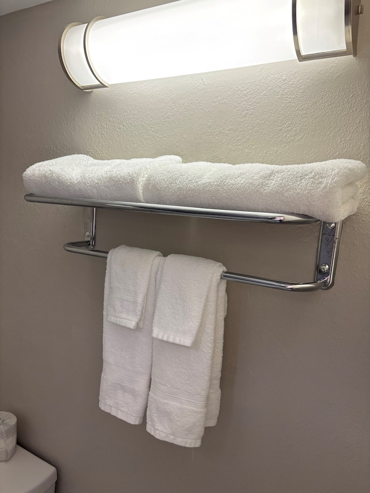 Days Inn by Wyndham West Branch Iowa City Area 21/42