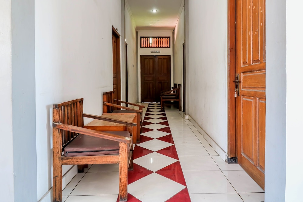 SPOT ON 1927 Hotel Candra Adigraha 12/20