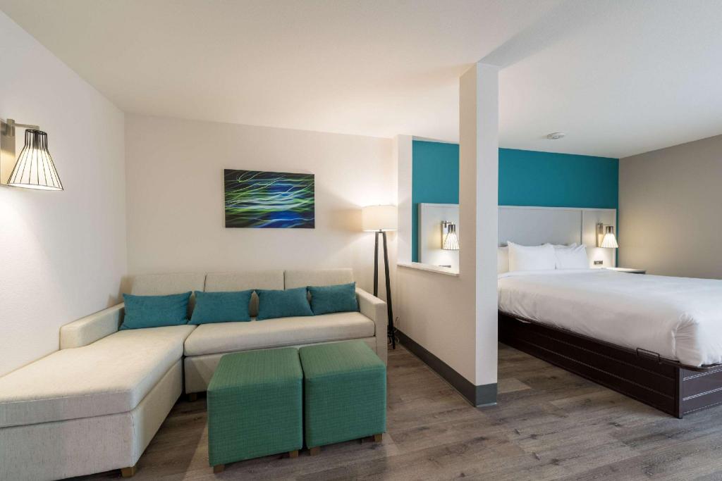 UPGRADE, SUITE, KING BED