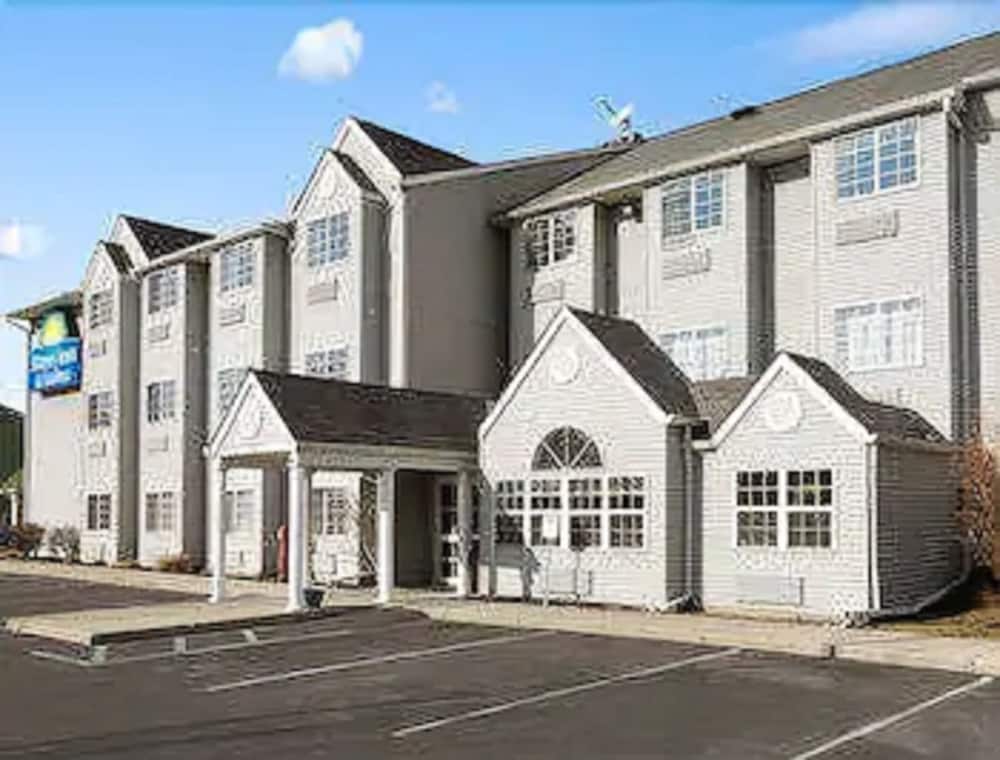 Days Inn And Suites by Wyndham Lafayette In 1/22