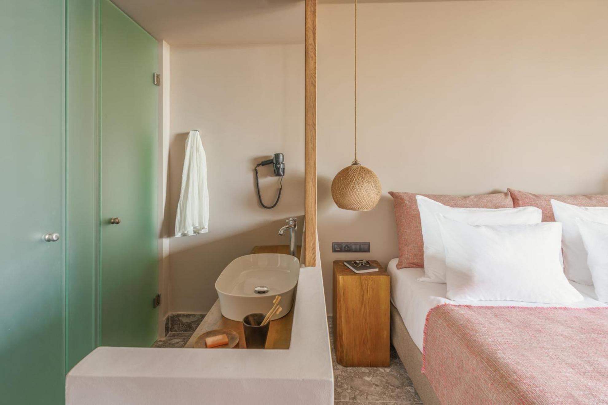 Room, Double or Twin Bed, Inland View