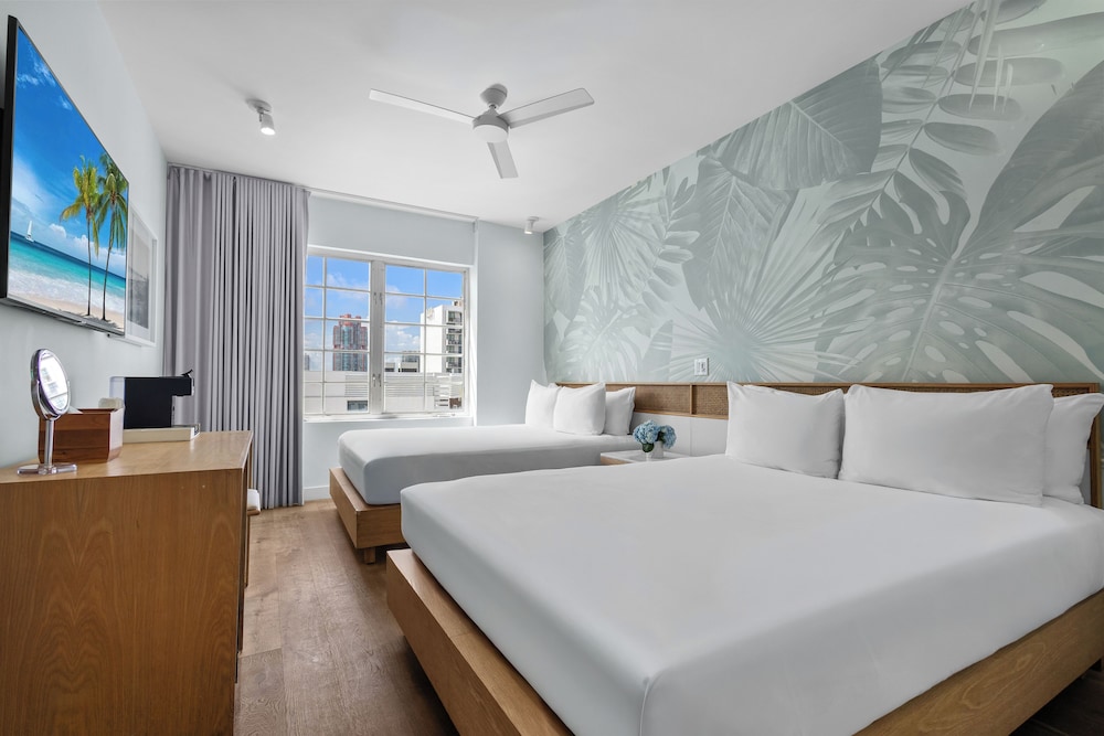 STANDARD, 2 QUEEN BEDS, POOL VIEW
