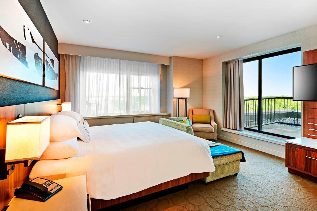 Guest Room, King Bed, Balcony