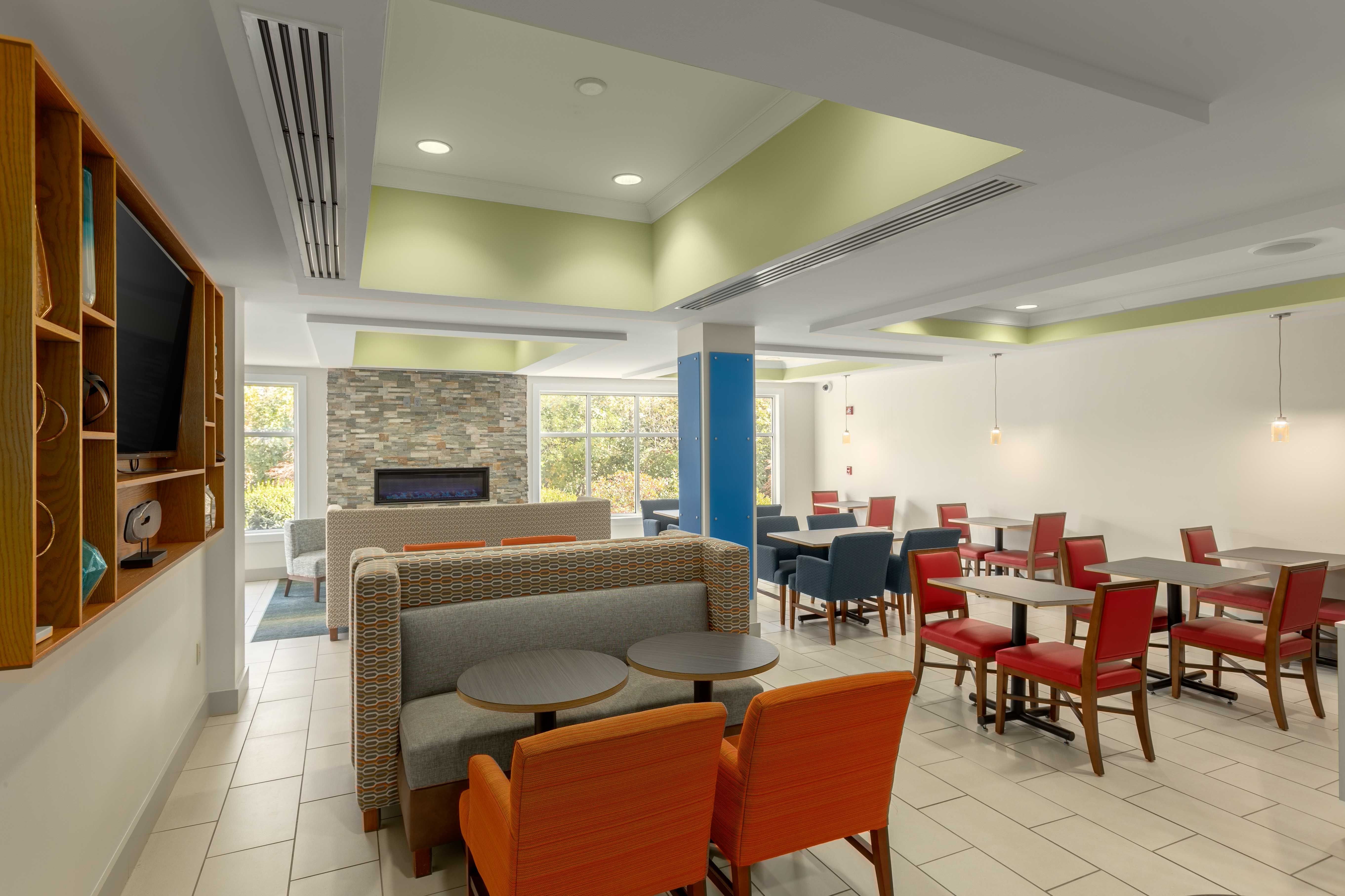 Holiday Inn Express Hotel and Suites Binghamton University-Vestal 40/52