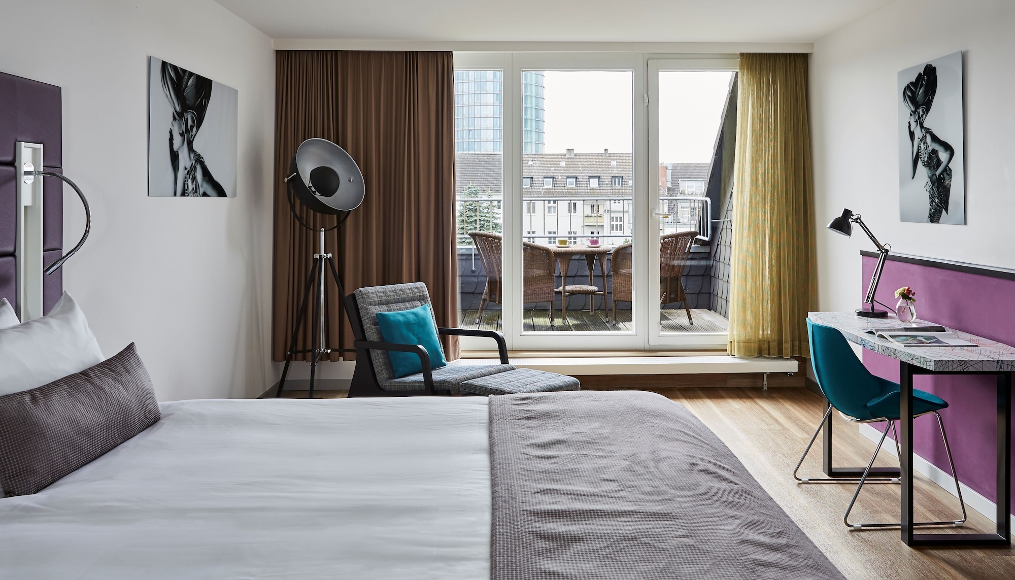 Suite, King Bed, City View
