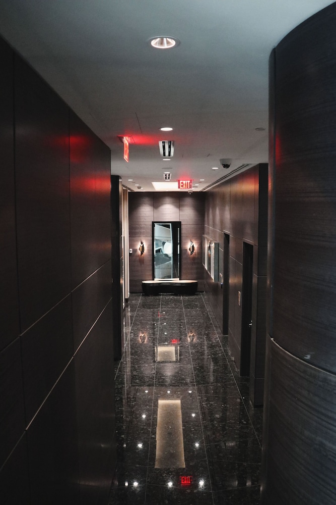 Paradox Hotel Vancouver 5/50