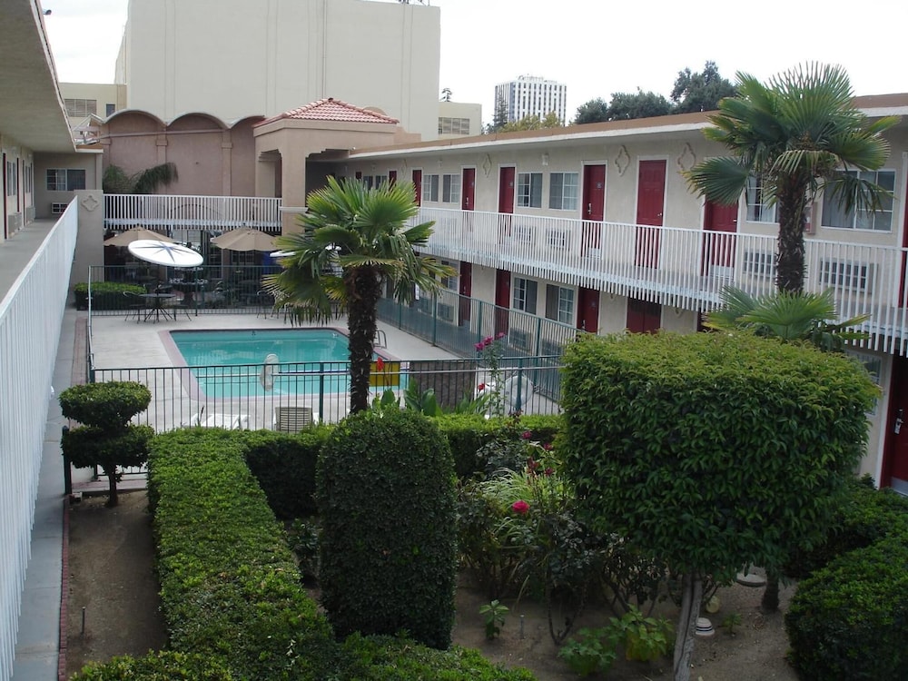 Dream Inn Fresno 6/50