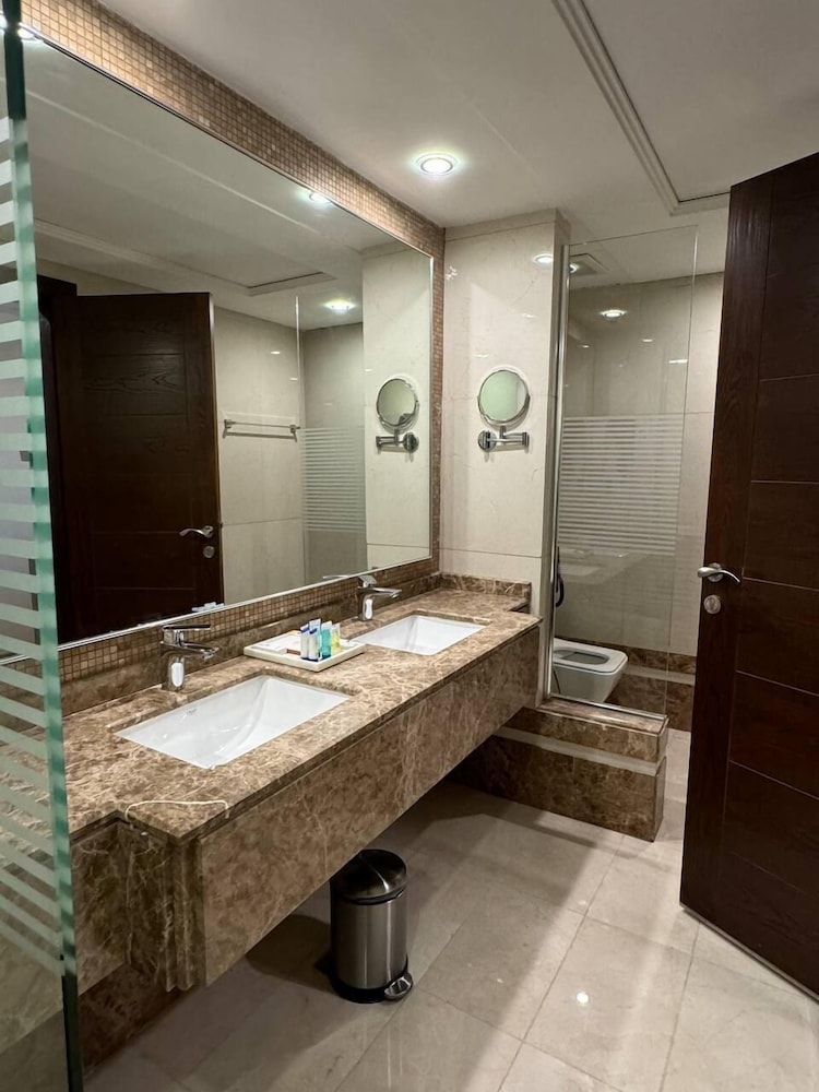 فيوليت(Violet Al Azizia Hotel) 50/50