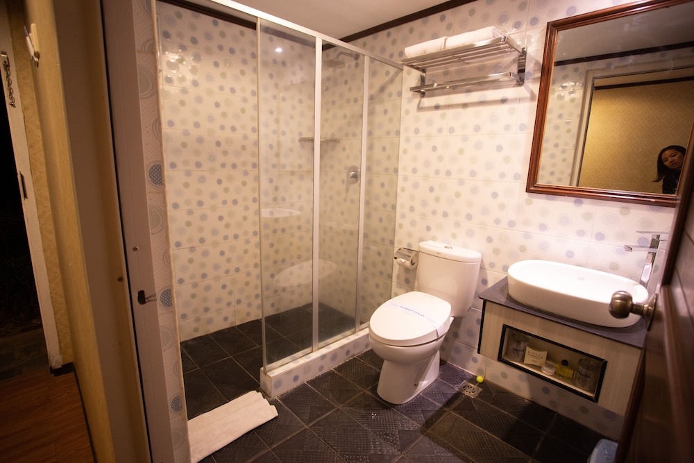 Royal Caravan Hotel and Outbond 29/58