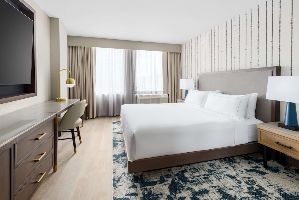 DELUXE, KING BED, ACCESSIBLE