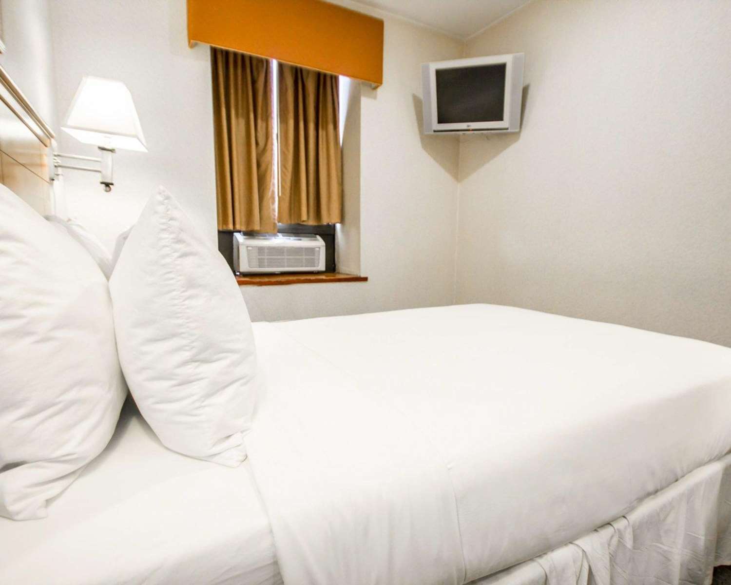 Econo Lodge Times Square 8/16