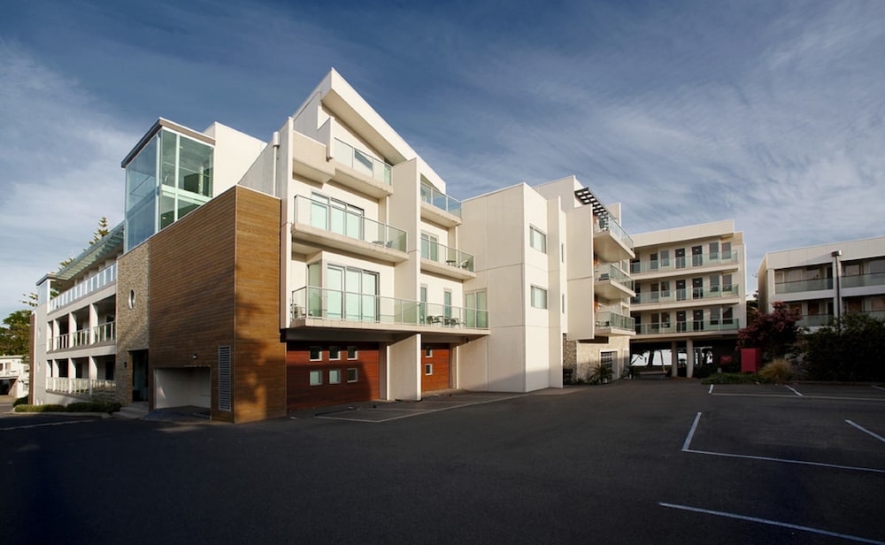 The Waves Serviced Apartments 44/52