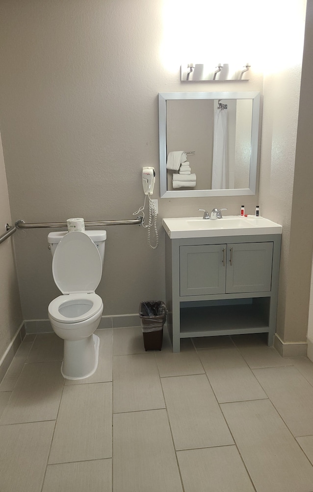 Room, King Bed, Accessible, Super 8 By Wyndham Bedford 3/4