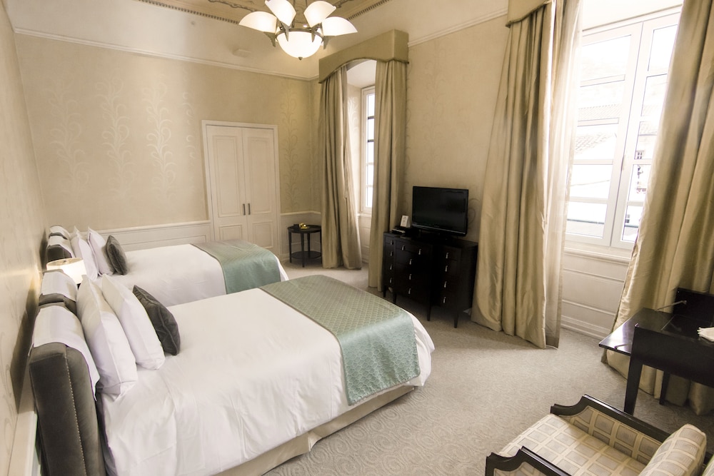 DELUXE, 2 DOUBLE BEDS
