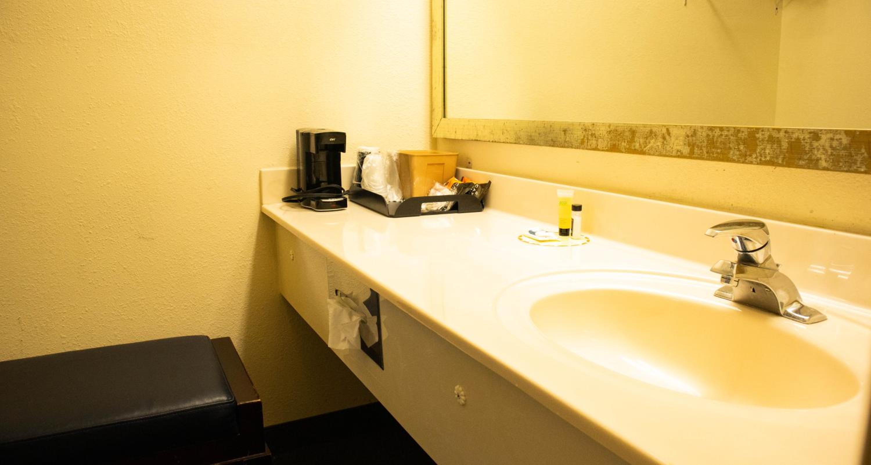 DAYS INN YANCEYVILLE 26/32
