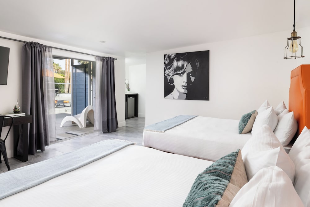 DELUXE, 2 QUEEN BEDS, POOL VIEW