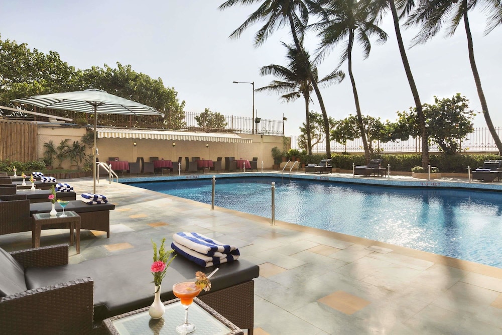 Ramada Plaza Palm Grove 50/54