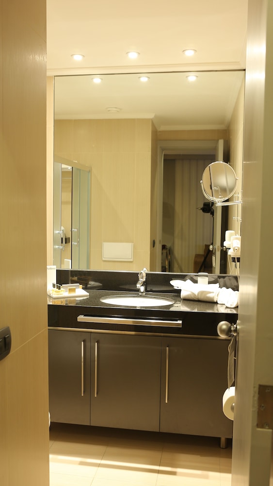 PARKTOWER SUITES 48/50