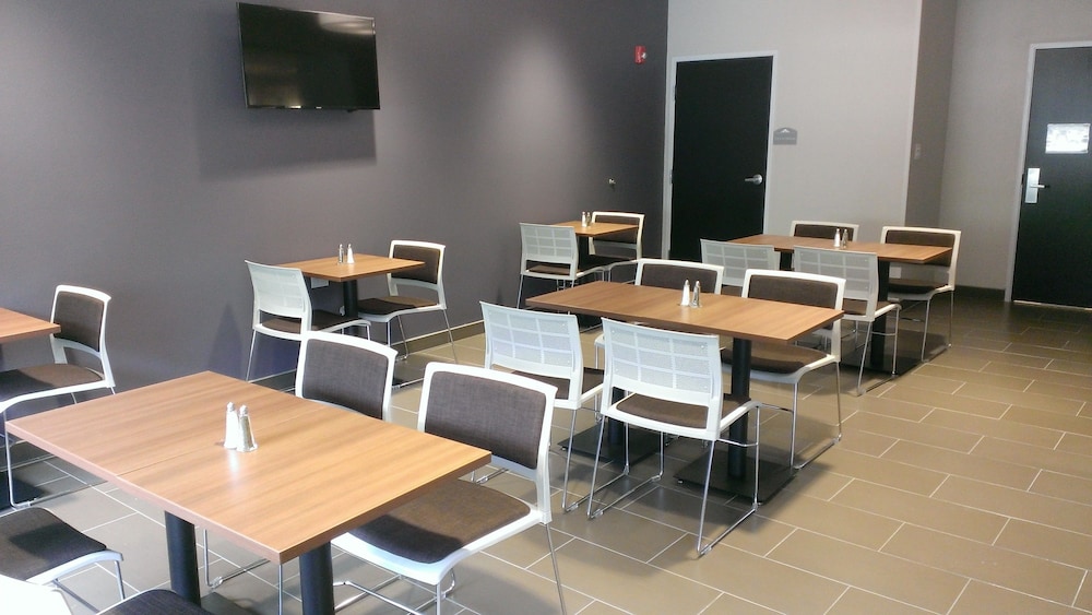 Microtel Inn And Suites By Wyndham Binghamton 31/34