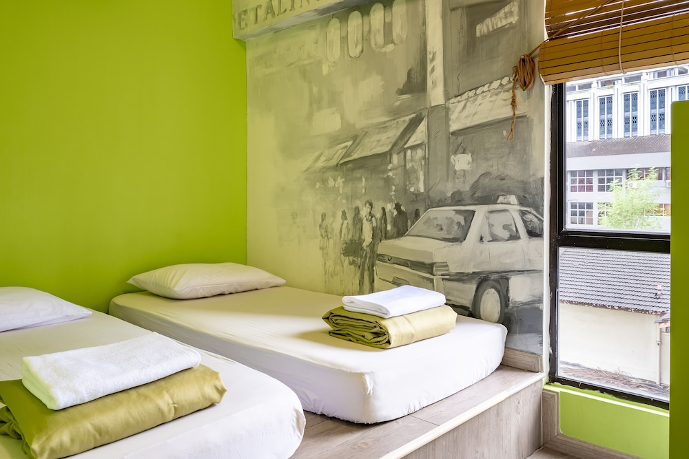 PODs The Backpackers Home & Cafe 10/50