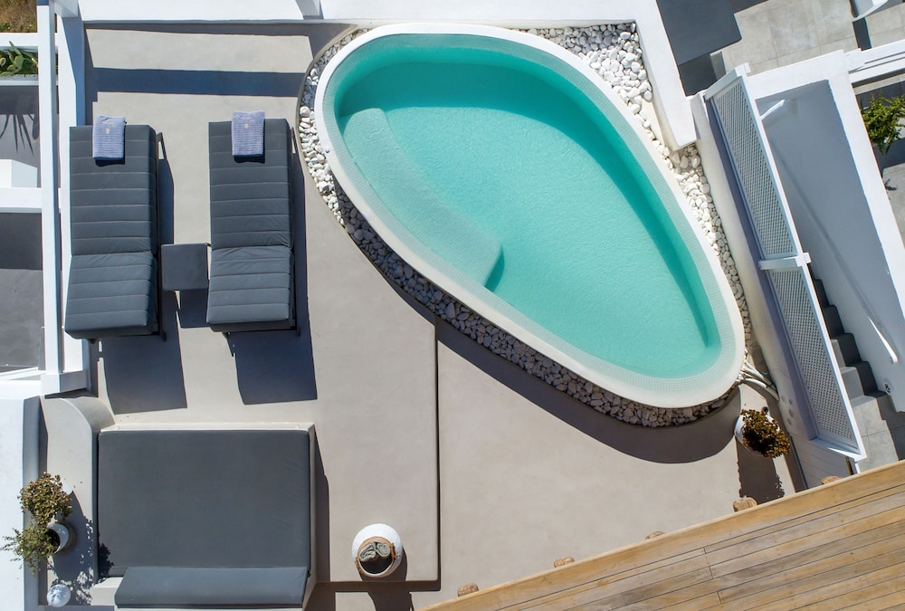 Aqua Luxury Suites 43/75