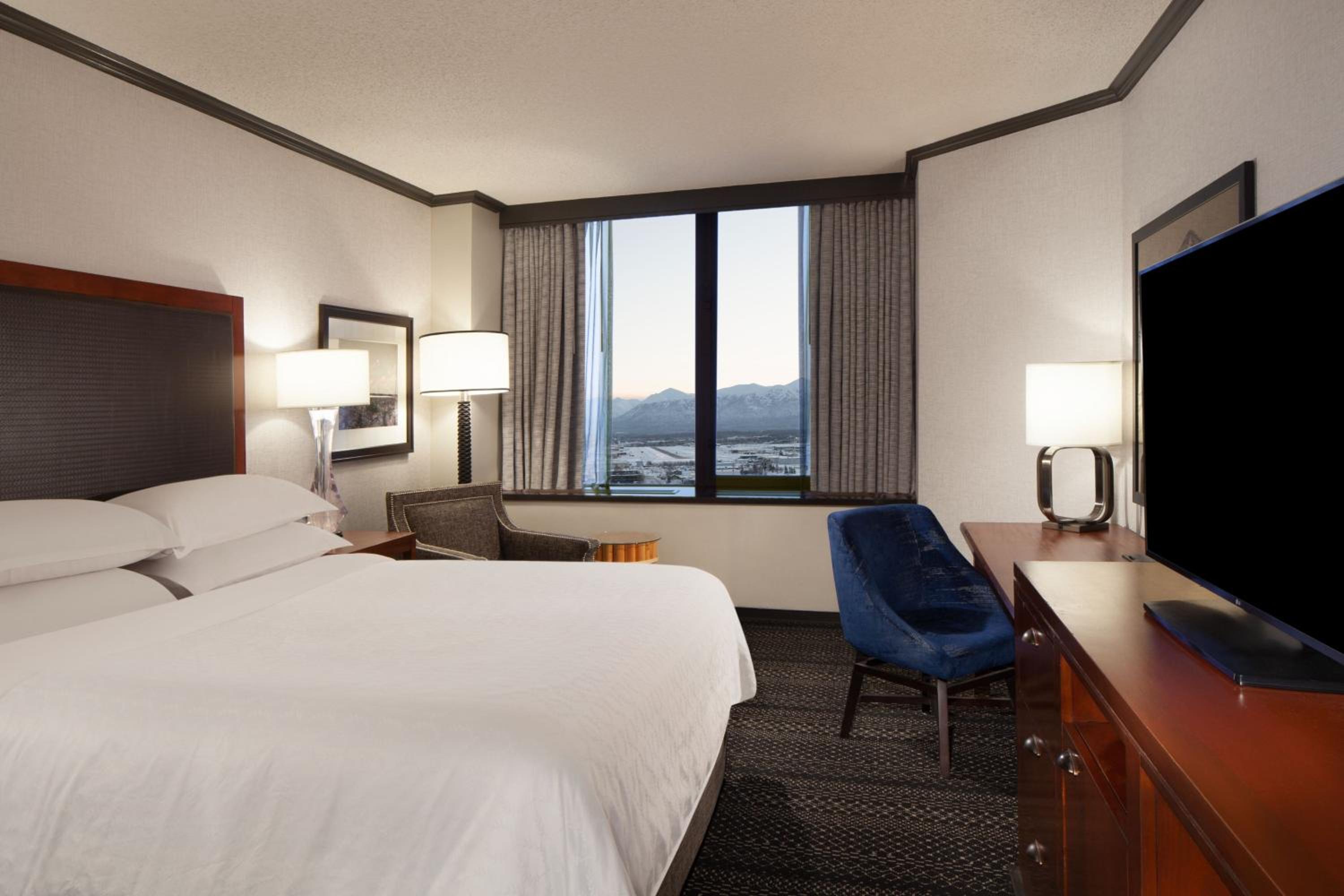 Guest Room, Deluxe, King Bed, Mountain or Bay View, High Floor