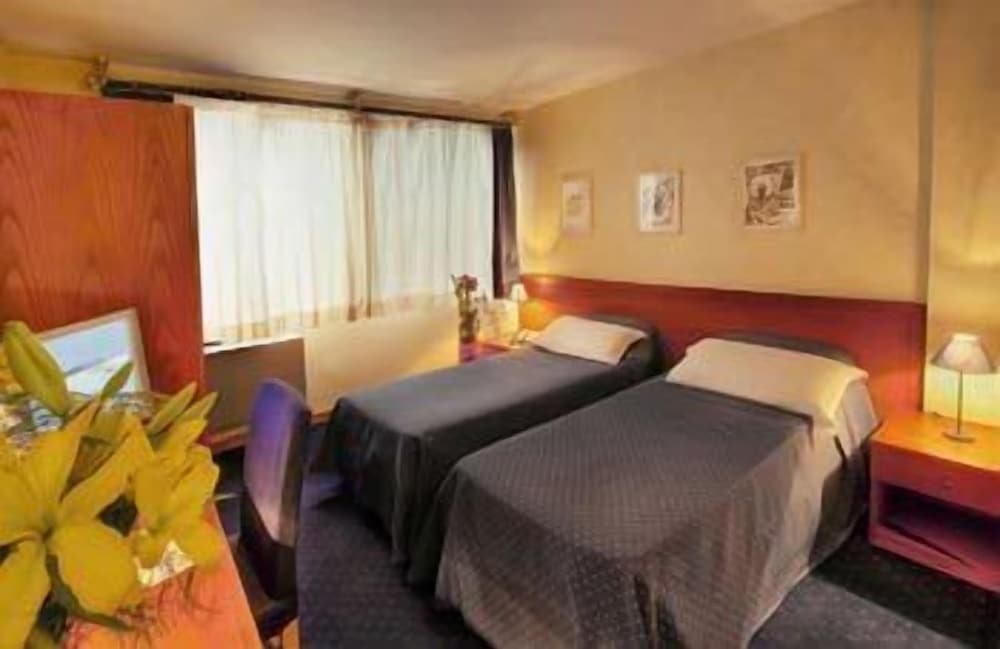 ROOM, TWIN BEDS