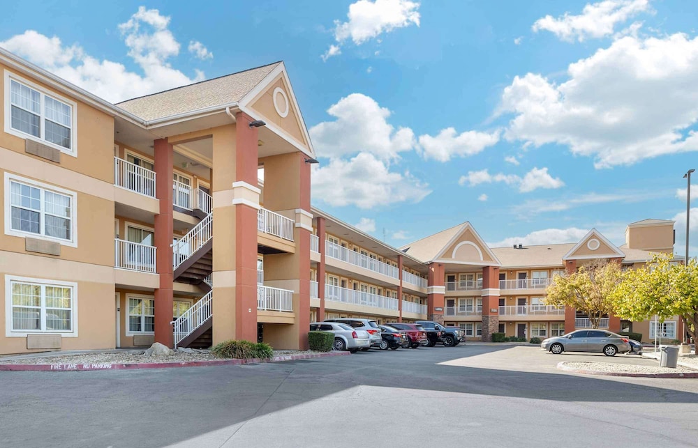 Studio 6 Suites Fresno North CA 46/56