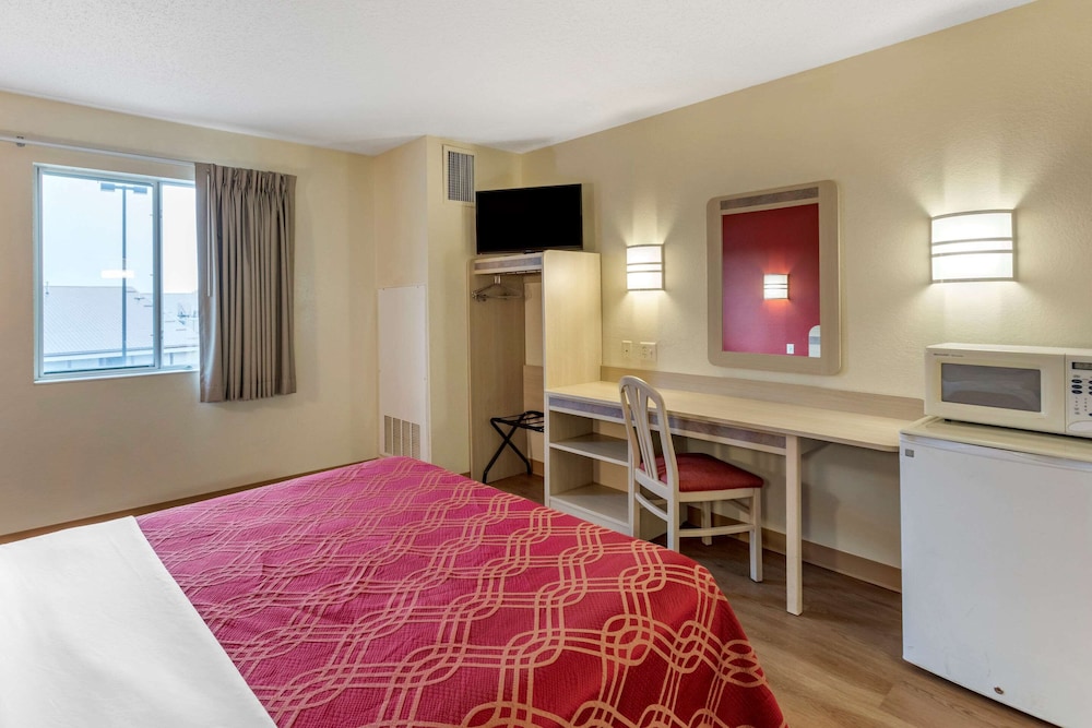 Econo Lodge Belle Fourche, SD 14/36