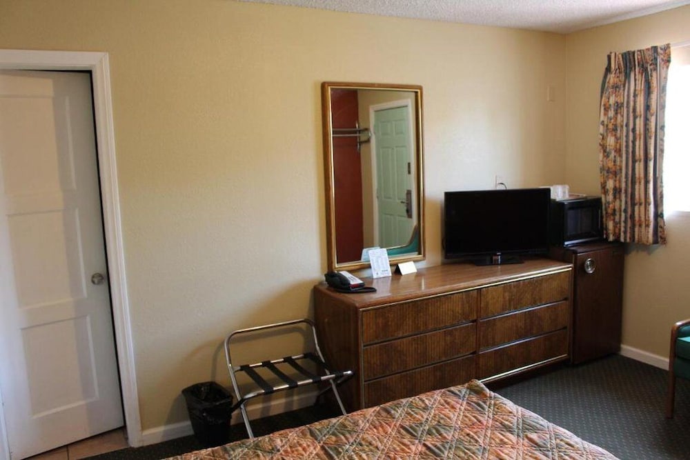 Howard Johnson by Wyndham Ridgecrest, CA 5/63
